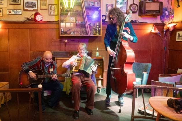 Helge SCHNEIDER, Mitte, Musiker, Komiker, mit seiner Band, Gitarrist Sandro GIAMPIETRO (links, Gitarrist, Leo RICHARTZ, rechts, Bassist, anlaesslich eines Pressetermins zur Vorstellung seiner Live-Tournee Ellebogen vom Tich im Jahr 2026, Koeln, 18.11.2025.