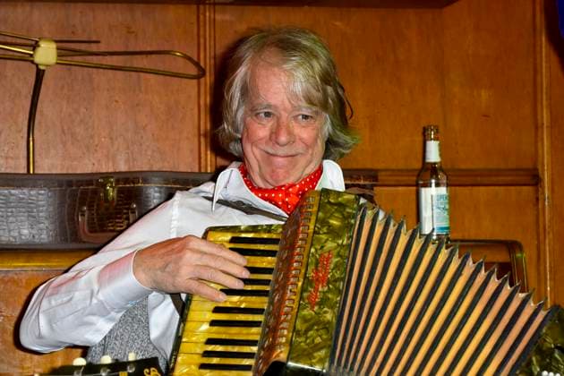 abb Helge Schneider Akkordeon Ziehharmonika der deutsche Musiker, Unterhaltungskuenstler, Komiker praesentiert sein Programm zur Tournee 2026 Ellenbogen vom Tisch bei einer PK Pressekonverenz Im Lokal Im Weissen Holunder am 18.11.2025 in Koeln NRW Deutschland