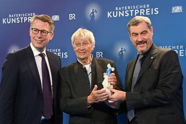 Gerhard POLT (Kabarettist) erhaelt den Ehrenpreis von Markus SOEDER (Ministerpraesident Bayern und CSU Vorsitzender,re), li:Markus BLUME (CSU,Bayerischer Staatsminister für Wissenschaft und Kunst). Verleihung Bayerischer Kunstpreis 2025 am 18.11.2025 im Bergson Kunstkraftwerk in Muenchen