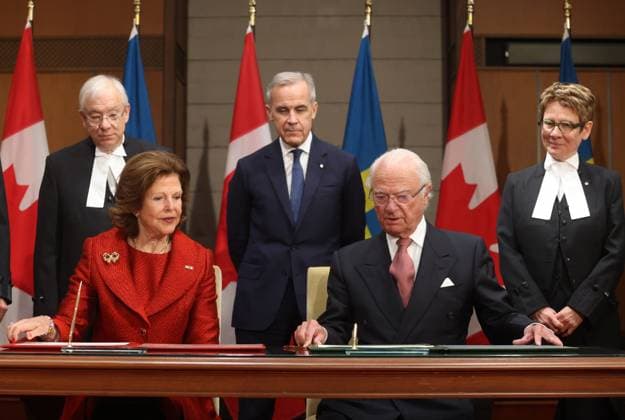 November 18, 2025, Ottawa, On, CANADA: Sweden s King Carl Gustaf and Queen Silvia sign a guest book as Prime Minister Mark Carney, Speaker of the House of Commons Francis Scarpaleggia, left, and Speaker of the Senate Raymonde Gagne look on at a welcoming ceremony on Parliament Hill in Ottawa, Tuesday, Nov. 18, 2025. Ottawa CANADA - ZUMAc35_ 20251118_zaf_c35_089 Copyright: xPatrickxDoylex