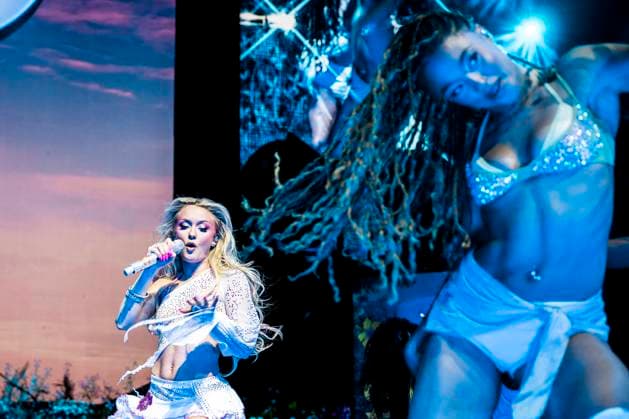 Zara Larsson live in Copenhagen, Denmark Copenhagen, Denmark. 18h, November 2025. The Swedish singer Zara Larsson performs a live concert at Royal Arean in Copenhagen. Denmark, Copenhagen  Copyright: xGonzalesxPhoto LassexLagonix