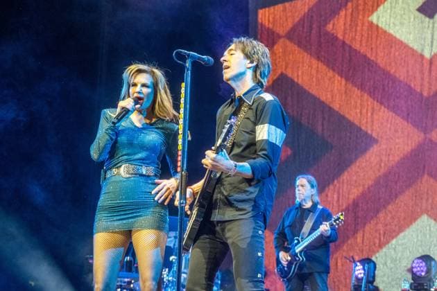 Roxette feiern in der Quarterback Immobilien Arena in Leipzig ihr erstes Deutschland-Konzert seit fast neun Jahren. Per Gessle und Sängerin Lena Philipsson präsentieren gemeinsam die größten Hits der Bandgeschichte, darunter Joyride, The Look und It Must Have Been Love, und begeistern rund 4.000 Fans mit einer energiegeladenen Show und sichtbarer Spielfreude. Weitere mitglieder: Clarence Öfwerman, Jonas Isacsson, Christoffer Lundquist, Magnus Börjeson, Magnus Norpan Eriksson, Dea Norberg Roxette Leipzig