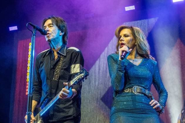 Roxette feiern in der Quarterback Immobilien Arena in Leipzig ihr erstes Deutschland-Konzert seit fast neun Jahren. Per Gessle und Sängerin Lena Philipsson präsentieren gemeinsam die größten Hits der Bandgeschichte, darunter Joyride, The Look und It Must Have Been Love, und begeistern rund 4.000 Fans mit einer energiegeladenen Show und sichtbarer Spielfreude. Weitere mitglieder: Clarence Öfwerman, Jonas Isacsson, Christoffer Lundquist, Magnus Börjeson, Magnus Norpan Eriksson, Dea Norberg Roxette Leipzig