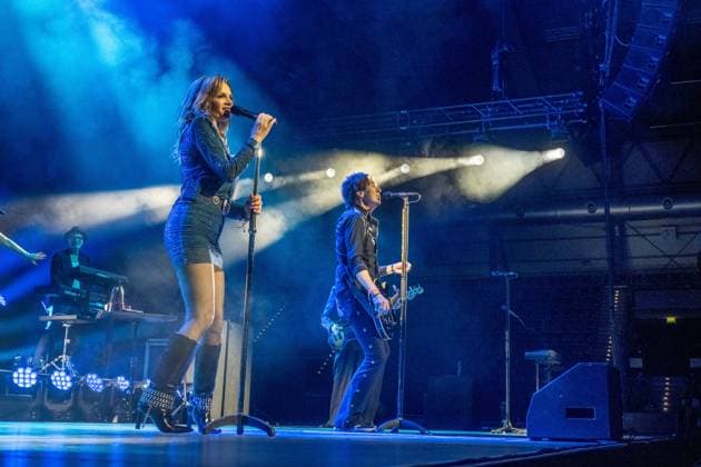 Roxette feiern in der Quarterback Immobilien Arena in Leipzig ihr erstes Deutschland-Konzert seit fast neun Jahren. Per Gessle und Sängerin Lena Philipsson präsentieren gemeinsam die größten Hits der Bandgeschichte, darunter Joyride, The Look und It Must Have Been Love, und begeistern rund 4.000 Fans mit einer energiegeladenen Show und sichtbarer Spielfreude. Weitere mitglieder: Clarence Öfwerman, Jonas Isacsson, Christoffer Lundquist, Magnus Börjeson, Magnus Norpan Eriksson, Dea Norberg Roxette Leipzig