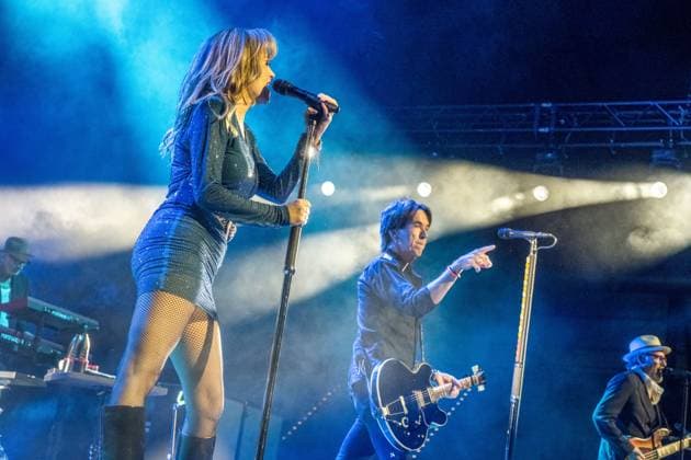 Roxette feiern in der Quarterback Immobilien Arena in Leipzig ihr erstes Deutschland-Konzert seit fast neun Jahren. Per Gessle und Sängerin Lena Philipsson präsentieren gemeinsam die größten Hits der Bandgeschichte, darunter Joyride, The Look und It Must Have Been Love, und begeistern rund 4.000 Fans mit einer energiegeladenen Show und sichtbarer Spielfreude. Weitere mitglieder: Clarence Öfwerman, Jonas Isacsson, Christoffer Lundquist, Magnus Börjeson, Magnus Norpan Eriksson, Dea Norberg Roxette Leipzig
