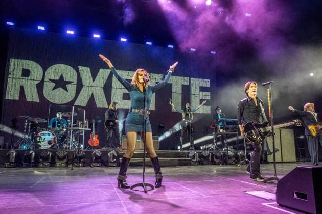 Roxette feiern in der Quarterback Immobilien Arena in Leipzig ihr erstes Deutschland-Konzert seit fast neun Jahren. Per Gessle und Sängerin Lena Philipsson präsentieren gemeinsam die größten Hits der Bandgeschichte, darunter Joyride, The Look und It Must Have Been Love, und begeistern rund 4.000 Fans mit einer energiegeladenen Show und sichtbarer Spielfreude. Weitere mitglieder: Clarence Öfwerman, Jonas Isacsson, Christoffer Lundquist, Magnus Börjeson, Magnus Norpan Eriksson, Dea Norberg Roxette Leipzig