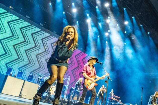 Roxette feiern in der Quarterback Immobilien Arena in Leipzig ihr erstes Deutschland-Konzert seit fast neun Jahren. Per Gessle und Sängerin Lena Philipsson präsentieren gemeinsam die größten Hits der Bandgeschichte, darunter Joyride, The Look und It Must Have Been Love, und begeistern rund 4.000 Fans mit einer energiegeladenen Show und sichtbarer Spielfreude. Weitere mitglieder: Clarence Öfwerman, Jonas Isacsson, Christoffer Lundquist, Magnus Börjeson, Magnus Norpan Eriksson, Dea Norberg Roxette Leipzig