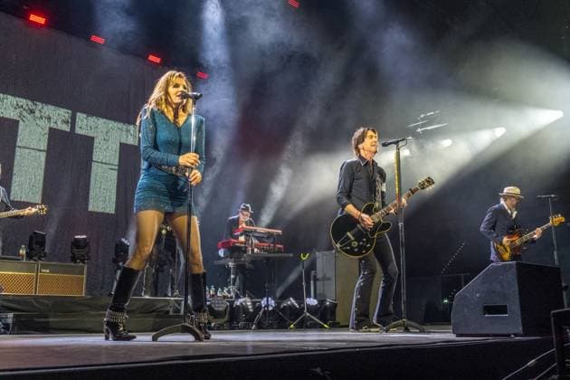 Roxette feiern in der Quarterback Immobilien Arena in Leipzig ihr erstes Deutschland-Konzert seit fast neun Jahren. Per Gessle und Sängerin Lena Philipsson präsentieren gemeinsam die größten Hits der Bandgeschichte, darunter Joyride, The Look und It Must Have Been Love, und begeistern rund 4.000 Fans mit einer energiegeladenen Show und sichtbarer Spielfreude. Weitere mitglieder: Clarence Öfwerman, Jonas Isacsson, Christoffer Lundquist, Magnus Börjeson, Magnus Norpan Eriksson, Dea Norberg Roxette Leipzig