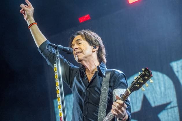 Roxette feiern in der Quarterback Immobilien Arena in Leipzig ihr erstes Deutschland-Konzert seit fast neun Jahren. Per Gessle und Sängerin Lena Philipsson präsentieren gemeinsam die größten Hits der Bandgeschichte, darunter Joyride, The Look und It Must Have Been Love, und begeistern rund 4.000 Fans mit einer energiegeladenen Show und sichtbarer Spielfreude. Weitere mitglieder: Clarence Öfwerman, Jonas Isacsson, Christoffer Lundquist, Magnus Börjeson, Magnus Norpan Eriksson, Dea Norberg Roxette Leipzig