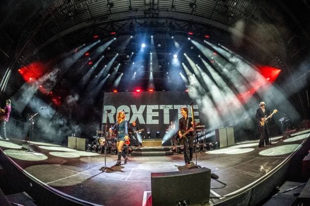 Roxette feiern in der Quarterback Immobilien Arena in Leipzig ihr erstes Deutschland-Konzert seit fast neun Jahren. Per Gessle und Sängerin Lena Philipsson präsentieren gemeinsam die größten Hits der Bandgeschichte, darunter Joyride, The Look und It Must Have Been Love, und begeistern rund 4.000 Fans mit einer energiegeladenen Show und sichtbarer Spielfreude. Weitere mitglieder: Clarence Öfwerman, Jonas Isacsson, Christoffer Lundquist, Magnus Börjeson, Magnus Norpan Eriksson, Dea Norberg Roxette Leipzig