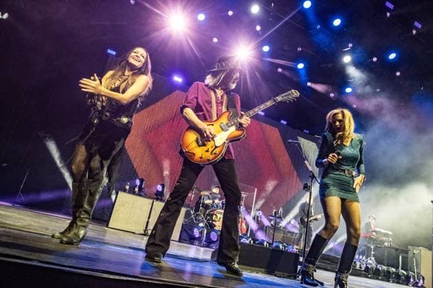 Roxette feiern in der Quarterback Immobilien Arena in Leipzig ihr erstes Deutschland-Konzert seit fast neun Jahren. Per Gessle und Sängerin Lena Philipsson präsentieren gemeinsam die größten Hits der Bandgeschichte, darunter Joyride, The Look und It Must Have Been Love, und begeistern rund 4.000 Fans mit einer energiegeladenen Show und sichtbarer Spielfreude. Weitere mitglieder: Clarence Öfwerman, Jonas Isacsson, Christoffer Lundquist, Magnus Börjeson, Magnus Norpan Eriksson, Dea Norberg Roxette Leipzig
