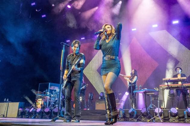 Roxette feiern in der Quarterback Immobilien Arena in Leipzig ihr erstes Deutschland-Konzert seit fast neun Jahren. Per Gessle und Sängerin Lena Philipsson präsentieren gemeinsam die größten Hits der Bandgeschichte, darunter Joyride, The Look und It Must Have Been Love, und begeistern rund 4.000 Fans mit einer energiegeladenen Show und sichtbarer Spielfreude. Weitere mitglieder: Clarence Öfwerman, Jonas Isacsson, Christoffer Lundquist, Magnus Börjeson, Magnus Norpan Eriksson, Dea Norberg Roxette Leipzig