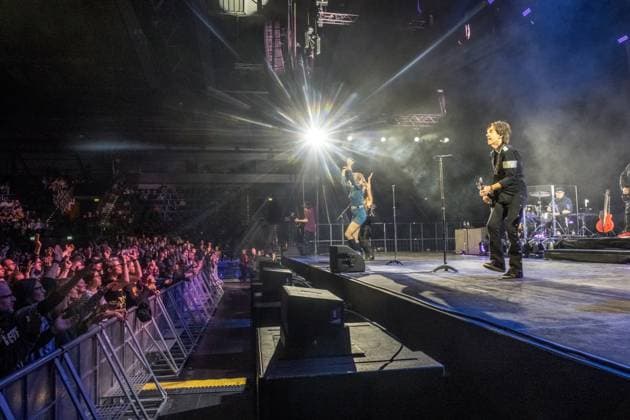 Roxette feiern in der Quarterback Immobilien Arena in Leipzig ihr erstes Deutschland-Konzert seit fast neun Jahren. Per Gessle und Sängerin Lena Philipsson präsentieren gemeinsam die größten Hits der Bandgeschichte, darunter Joyride, The Look und It Must Have Been Love, und begeistern rund 4.000 Fans mit einer energiegeladenen Show und sichtbarer Spielfreude. Weitere mitglieder: Clarence Öfwerman, Jonas Isacsson, Christoffer Lundquist, Magnus Börjeson, Magnus Norpan Eriksson, Dea Norberg Roxette Leipzig