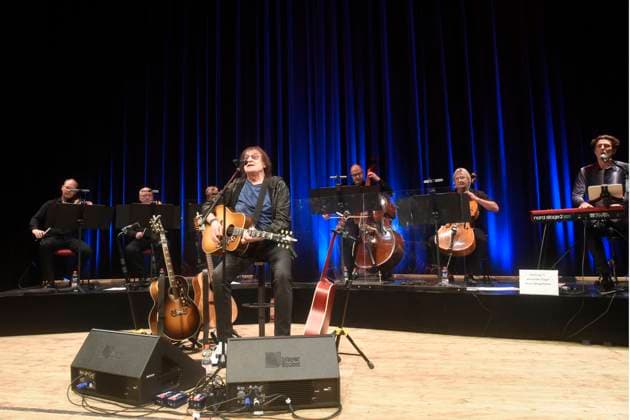 Dieter Birr - geboren am 18. März 1944 in Köslin Pommern - auf seinem Konzert mit den Landstreichern im Berliner Admiralspalast die im Hintergrund ihre Instrumente spielen. Die Landstreicher sind: Lothar Weiche (Viola), AndrÃ Witzmann (Violine), Markus Däunert (Violine durch Maschine verdeckt), Martin Schaal (Kontrabass), Matthias Wagner (Violoncello) und Marcus Gorstein (Keyboard).