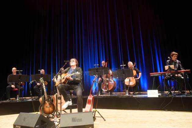 Dieter Birr - geboren am 18. März 1944 in Köslin Pommern - auf seinem Konzert mit den Landstreichern im Berliner Admiralspalast die im Hintergrund ihre Instrumente spielen. Die Landstreicher sind: Lothar Weiche (Viola), AndrÃ Witzmann (Violine), Markus Däunert (Violine durch Maschine verdeckt), Martin Schaal (Kontrabass), Matthias Wagner (Violoncello) und Marcus Gorstein (Keyboard).