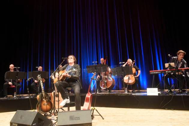 Dieter Birr - geboren am 18. März 1944 in Köslin Pommern - auf seinem Konzert mit den Landstreichern im Berliner Admiralspalast die im Hintergrund ihre Instrumente spielen. Die Landstreicher sind: Lothar Weiche (Viola), AndrÃ Witzmann (Violine), Markus Däunert (Violine durch Maschine verdeckt), Martin Schaal (Kontrabass), Matthias Wagner (Violoncello) und Marcus Gorstein (Keyboard).