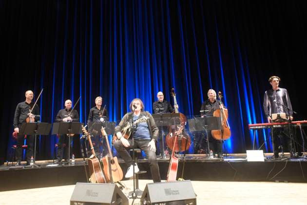 Dieter Birr - geboren am 18. März 1944 in Köslin Pommern - auf seinem Konzert mit den Landstreichern im Berliner Admiralspalast die im Hintergrund ihre Instrumente spielen. Die Landstreicher sind: Lothar Weiche (Viola), AndrÃ Witzmann (Violine), Markus Däunert (Violine durch Maschine verdeckt), Martin Schaal (Kontrabass), Matthias Wagner (Violoncello) und Marcus Gorstein (Keyboard).