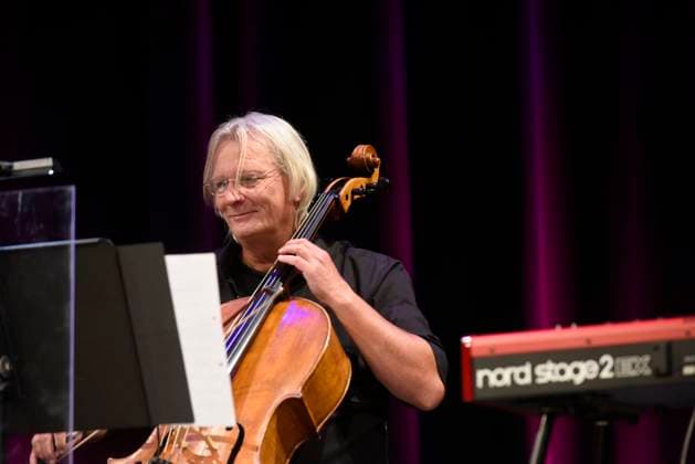 Matthias Wagner - geboren 1962 in Leipzig - spielt Violoncello auf dem Konzert seiner Landstreicher mit Dieter Maschine Birr im Kultur- und Festspielhaus in Wittenberge.