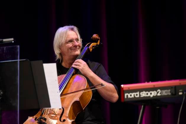 Matthias Wagner - geboren 1962 in Leipzig - spielt Violoncello auf dem Konzert seiner Landstreicher mit Dieter Maschine Birr im Kultur- und Festspielhaus in Wittenberge.