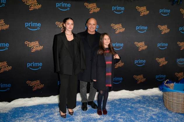 November 18, 2025, Rome, Italy: Emma Zingaretti (l), Luca Zingaretti (c) and Bianca Zingaretti (r) attend the blu carpet of movie Natale senza Babbo at Cinema Adriano. Rome Italy - ZUMAs197 20251118_aaa_s197_132 Copyright: xMarioxCartellix