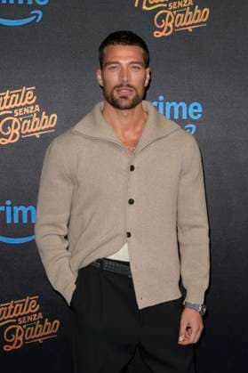 November 18, 2025, Rome, Italy: Simone Susinna attends the blu carpet of movie Natale senza Babbo at Cinema Adriano. Rome Italy - ZUMAs197 20251118_aaa_s197_142 Copyright: xMarioxCartellix