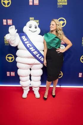 Das Goldene Lenkrad 2025 Barbara Schöneberger Michelin Männchen Verleihung Auto BILD Das Goldene Lenkrad 2025 im Axel Springer Gebäude in Berlin Copyright: xEventpressxFuhrx