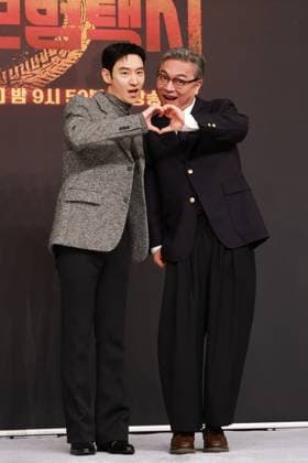 S. Korean actors Lee Jae-hoon and Kim Eui-sung S. Korean actors Lee Jae-hoon and Kim Eui-sung South Korean actors Lee Jae-hoon (L) and Kim Eui-sung, who star in the new drama Taxi Driver 3, pose for a photo during a publicity event in Seoul on Nov. 18, 2025. The first episode of the drama will be aired by the SBS TV network on Nov. 21. (Yonhap) 2025-11-19 12:08:45 < 1980-2025 YONHAPNEWS AGENCY. .> ¼­¿ïÆ¯º°½Ã EDITORIAL USE ONLY  Copyright: xx PYH2025111906300034400 YonhapxNewsx yonphotos247151