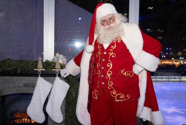 November 18, 2025, Bronx, New York, USA: A person dressed as Santa Claus attends Lifetime Celebrates Annual It s a Wonderful Lifetime Holiday Movie Slate at Overlook at Winter Village Bryant Park in New York, NY on November 18, 2025 Bronx USA - ZUMAr339 20251118_znp_r339_001 Copyright: xLevxRadinx