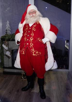 November 18, 2025, Bronx, New York, USA: A person dressed as Santa Claus attends Lifetime Celebrates Annual It s a Wonderful Lifetime Holiday Movie Slate at Overlook at Winter Village Bryant Park in New York, NY on November 18, 2025 Bronx USA - ZUMAr339 20251118_znp_r339_002 Copyright: xLevxRadinx