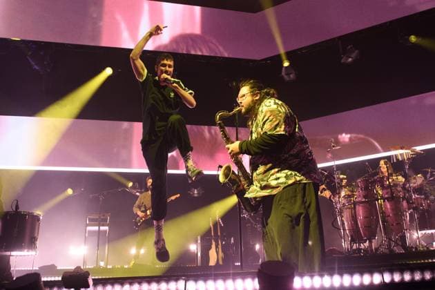 Entertainment Bilder des Tages Bastille Perform at O2 Arena, London, UK Lead singer Dan Smith and guest Saxophone player of English indie pop band Bastille performs at O2 Arena, London, England, UK on Tuesday 18 November 2025 as part of their From All Sides 2025 Tour., Credit:Justin Ng Avalon UK, England, London, O2 Arena  Copyright: xJustinxNgx xAvalonx 1053205607
