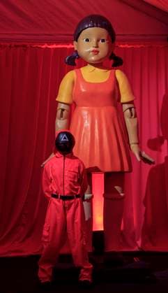 November 18, 2025, Hollywood, California, USA: A Soldier stands next to the giant doll Young-hee at the Netflix Squid Game: The Challenge Finale on Tuesday, November 18, 2025 at the Egyptian Theatre in Hollywood, California. JAVIER ROJAS PI Hollywood USA - ZUMAp124 20251118_zaa_p124_015 Copyright: xJavierxRojasx