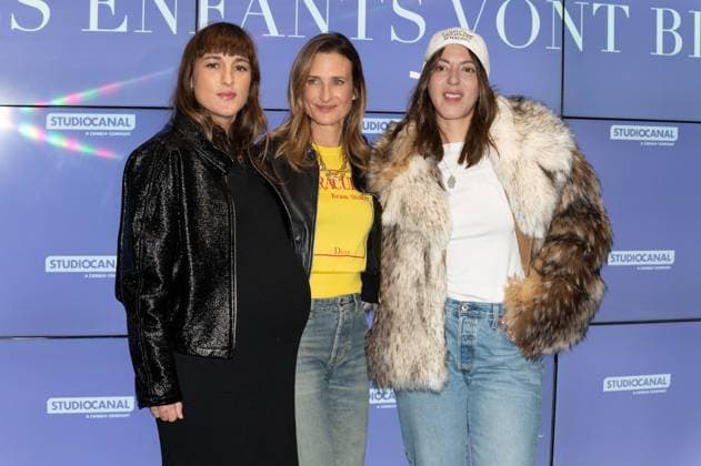 Les Enfants Vont Bien Premiere - Paris Juliette Armanet, Camille Cottin and Monia Chokri attending to the premiere of ‘Les enfants vont bien’ held at UGC Les Halles cinema, in Paris, France on November 18, 2025. Photo by Mireille Ampilhac ABACAPRESS.COM Paris France  Copyright: xAmpilhacxMireille ABACAx