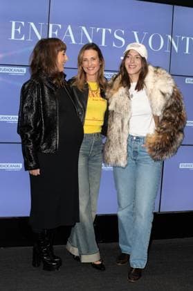 Les Enfants Vont Bien Premiere - Paris Juliette Armanet, Camille Cottin and Monia Chokri attending to the premiere of ‘Les enfants vont bien’ held at UGC Les Halles cinema, in Paris, France on November 18, 2025. Photo by Mireille Ampilhac ABACAPRESS.COM Paris France  Copyright: xAmpilhacxMireille ABACAx