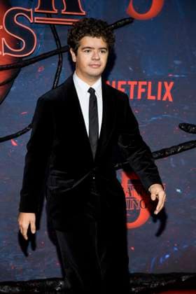 abb Gaten Matarazzo zu Gast auf dem roten Teppich beim Grossen Fan-Event mit Screening der Netflix Serie STRANGER THINGS 5 im Tempelhof Airport am 18.11.2025 in Berlin Berlin Deutschland