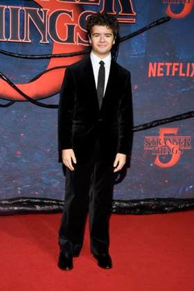 abb Gaten Matarazzo zu Gast auf dem roten Teppich beim Grossen Fan-Event mit Screening der Netflix Serie STRANGER THINGS 5 im Tempelhof Airport am 18.11.2025 in Berlin Berlin Deutschland