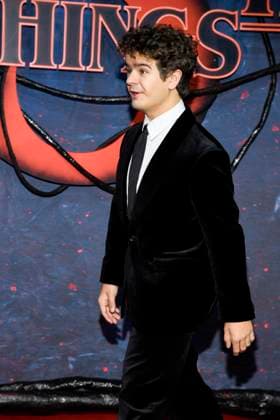 abb Gaten Matarazzo zu Gast auf dem roten Teppich beim Grossen Fan-Event mit Screening der Netflix Serie STRANGER THINGS 5 im Tempelhof Airport am 18.11.2025 in Berlin Berlin Deutschland