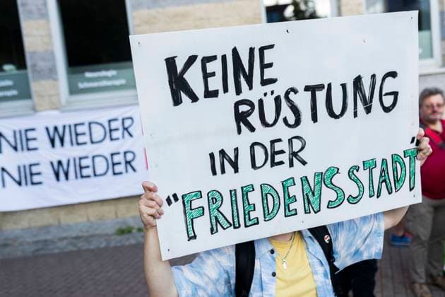 Plakat mit der Aufschrift Keine Rüstung in der Friedensstadt während einer Kundgebung zum Antikriegstag 2025 in Osnabrück. Das VW-Werk in Osnabrück steht auf der Streichliste von Volkswagen. Rheinmetall-Chef Armin Papperger äußerte, dass das VW-Werk in Osnabrück gut geeignet sei, um dort zum Beispiel militärische Fahrzeuge herzustellen. Für die Munitionsherstellung sei das Werk aber ungeeignet. 01.09.2025 Keine Rüstung in der Friedensstadt