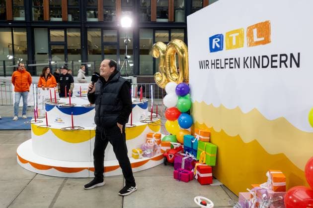 Pressetermin zum RTL Spendenmarathon in Köln, 19.11.2025. Ansprache von Wolfram KONS - In der RTL-Zentrale in Köln-Deutz präsentieren Joey Kelly und Wolfram Kons die 24H GEBURTSTAGS-CHALLENGE zum 30. RTL-SPENDENMARATHON. Die 24-Stunden-Aktion mit 20 Firmenteams unterstützt die STIFTUNG RTL WIR HELFEN KINDERN E. V. und begleitet den Jubiläums-Spendenmarathon, der seit 1996 mehr als 306 Millionen Euro für Kinderhilfsprojekte gesammelt hat. Köln Deutz Nordrhein-Westfalen Deutschland Copyright: xBonn.digitalx