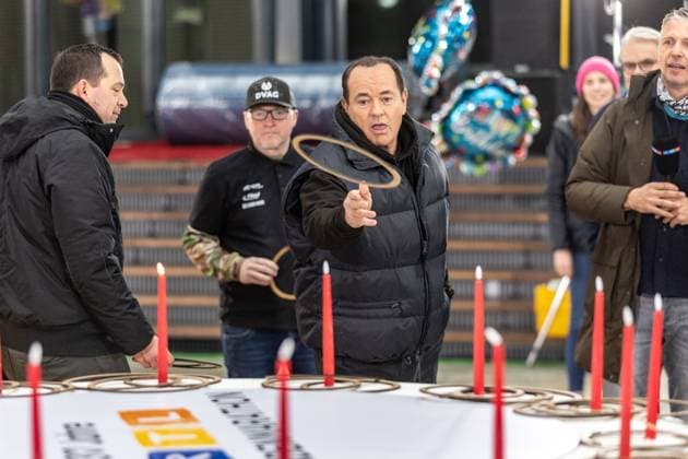 Pressetermin zum RTL Spendenmarathon in Köln, 19.11.2025. Wolfram KONS wirft einen Ring über eine Kerze - In der RTL-Zentrale in Köln-Deutz präsentieren Joey Kelly und Wolfram Kons die 24H GEBURTSTAGS-CHALLENGE zum 30. RTL-SPENDENMARATHON. Die 24-Stunden-Aktion mit 20 Firmenteams unterstützt die STIFTUNG RTL WIR HELFEN KINDERN E. V. und begleitet den Jubiläums-Spendenmarathon, der seit 1996 mehr als 306 Millionen Euro für Kinderhilfsprojekte gesammelt hat. Köln Deutz Nordrhein-Westfalen Deutschland Copyright: xBonn.digitalx
