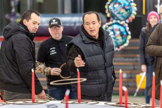 Pressetermin zum RTL Spendenmarathon in Köln, 19.11.2025. Wolfram KONS wirft einen Ring über eine Kerze - In der RTL-Zentrale in Köln-Deutz präsentieren Joey Kelly und Wolfram Kons die 24H GEBURTSTAGS-CHALLENGE zum 30. RTL-SPENDENMARATHON. Die 24-Stunden-Aktion mit 20 Firmenteams unterstützt die STIFTUNG RTL WIR HELFEN KINDERN E. V. und begleitet den Jubiläums-Spendenmarathon, der seit 1996 mehr als 306 Millionen Euro für Kinderhilfsprojekte gesammelt hat. Köln Deutz Nordrhein-Westfalen Deutschland Copyright: xBonn.digitalx