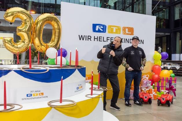 Pressetermin zum RTL Spendenmarathon in Köln, 19.11.2025. Wolfram KONS im Gespräch mit Joey KELLY - In der RTL-Zentrale in Köln-Deutz präsentieren Joey Kelly und Wolfram Kons die 24H GEBURTSTAGS-CHALLENGE zum 30. RTL-SPENDENMARATHON. Die 24-Stunden-Aktion mit 20 Firmenteams unterstützt die STIFTUNG RTL WIR HELFEN KINDERN E. V. und begleitet den Jubiläums-Spendenmarathon, der seit 1996 mehr als 306 Millionen Euro für Kinderhilfsprojekte gesammelt hat. Köln Deutz Nordrhein-Westfalen Deutschland Copyright: xBonn.digitalx