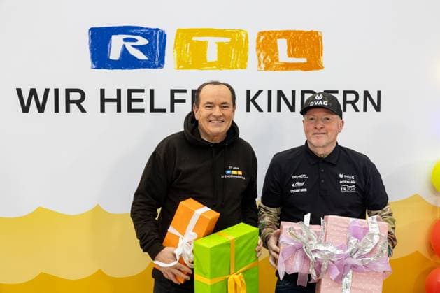 Pressetermin zum RTL Spendenmarathon in Köln, 19.11.2025. Wolfram KONS und Joey KELLY mit Geschenken - In der RTL-Zentrale in Köln-Deutz präsentieren Joey Kelly und Wolfram Kons die 24H GEBURTSTAGS-CHALLENGE zum 30. RTL-SPENDENMARATHON. Die 24-Stunden-Aktion mit 20 Firmenteams unterstützt die STIFTUNG RTL WIR HELFEN KINDERN E. V. und begleitet den Jubiläums-Spendenmarathon, der seit 1996 mehr als 306 Millionen Euro für Kinderhilfsprojekte gesammelt hat. Köln Deutz Nordrhein-Westfalen Deutschland Copyright: xBonn.digitalx