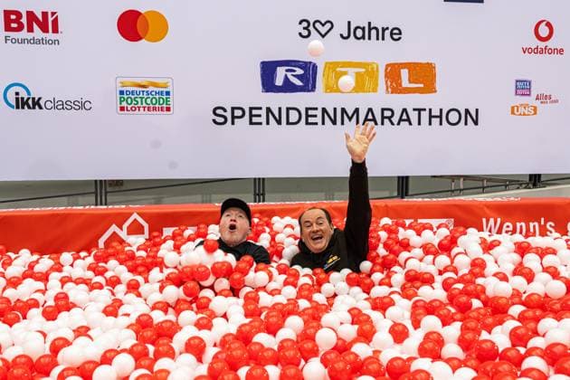 Pressetermin zum RTL Spendenmarathon in Köln, 19.11.2025. Joey KELLY und Wolfram KONS im Bällebad - In der RTL-Zentrale in Köln-Deutz präsentieren Joey Kelly und Wolfram Kons die 24H GEBURTSTAGS-CHALLENGE zum 30. RTL-SPENDENMARATHON. Die 24-Stunden-Aktion mit 20 Firmenteams unterstützt die STIFTUNG RTL WIR HELFEN KINDERN E. V. und begleitet den Jubiläums-Spendenmarathon, der seit 1996 mehr als 306 Millionen Euro für Kinderhilfsprojekte gesammelt hat. Köln Deutz Nordrhein-Westfalen Deutschland Copyright: xBonn.digitalx