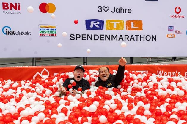 Pressetermin zum RTL Spendenmarathon in Köln, 19.11.2025. Joey KELLY und Wolfram KONS im Bällebad - In der RTL-Zentrale in Köln-Deutz präsentieren Joey Kelly und Wolfram Kons die 24H GEBURTSTAGS-CHALLENGE zum 30. RTL-SPENDENMARATHON. Die 24-Stunden-Aktion mit 20 Firmenteams unterstützt die STIFTUNG RTL WIR HELFEN KINDERN E. V. und begleitet den Jubiläums-Spendenmarathon, der seit 1996 mehr als 306 Millionen Euro für Kinderhilfsprojekte gesammelt hat. Köln Deutz Nordrhein-Westfalen Deutschland Copyright: xBonn.digitalx
