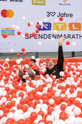 Pressetermin zum RTL Spendenmarathon in Köln, 19.11.2025. Joey KELLY und Wolfram KONS im Bällebad - In der RTL-Zentrale in Köln-Deutz präsentieren Joey Kelly und Wolfram Kons die 24H GEBURTSTAGS-CHALLENGE zum 30. RTL-SPENDENMARATHON. Die 24-Stunden-Aktion mit 20 Firmenteams unterstützt die STIFTUNG RTL WIR HELFEN KINDERN E. V. und begleitet den Jubiläums-Spendenmarathon, der seit 1996 mehr als 306 Millionen Euro für Kinderhilfsprojekte gesammelt hat. Köln Deutz Nordrhein-Westfalen Deutschland Copyright: xBonn.digitalx