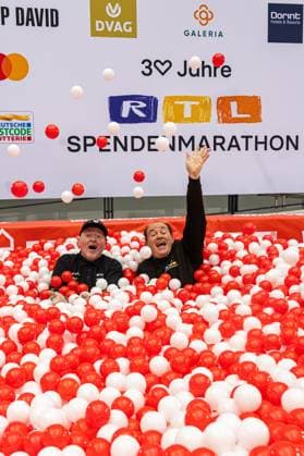 Pressetermin zum RTL Spendenmarathon in Köln, 19.11.2025. Joey KELLY und Wolfram KONS im Bällebad - In der RTL-Zentrale in Köln-Deutz präsentieren Joey Kelly und Wolfram Kons die 24H GEBURTSTAGS-CHALLENGE zum 30. RTL-SPENDENMARATHON. Die 24-Stunden-Aktion mit 20 Firmenteams unterstützt die STIFTUNG RTL WIR HELFEN KINDERN E. V. und begleitet den Jubiläums-Spendenmarathon, der seit 1996 mehr als 306 Millionen Euro für Kinderhilfsprojekte gesammelt hat. Köln Deutz Nordrhein-Westfalen Deutschland Copyright: xBonn.digitalx