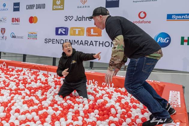 Pressetermin zum RTL Spendenmarathon in Köln, 19.11.2025. Joey KELLY und Wolfram KONS im Bällebad - In der RTL-Zentrale in Köln-Deutz präsentieren Joey Kelly und Wolfram Kons die 24H GEBURTSTAGS-CHALLENGE zum 30. RTL-SPENDENMARATHON. Die 24-Stunden-Aktion mit 20 Firmenteams unterstützt die STIFTUNG RTL WIR HELFEN KINDERN E. V. und begleitet den Jubiläums-Spendenmarathon, der seit 1996 mehr als 306 Millionen Euro für Kinderhilfsprojekte gesammelt hat. Köln Deutz Nordrhein-Westfalen Deutschland Copyright: xBonn.digitalx
