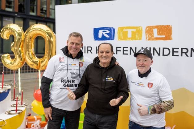 Pressetermin zum RTL Spendenmarathon in Köln, 19.11.2025. Ingo ANDERBRÜGGE, Wolfram KONS und Joey KELLY - In der RTL-Zentrale in Köln-Deutz präsentieren Joey Kelly und Wolfram Kons die 24H GEBURTSTAGS-CHALLENGE zum 30. RTL-SPENDENMARATHON. Die 24-Stunden-Aktion mit 20 Firmenteams unterstützt die STIFTUNG RTL WIR HELFEN KINDERN E. V. und begleitet den Jubiläums-Spendenmarathon, der seit 1996 mehr als 306 Millionen Euro für Kinderhilfsprojekte gesammelt hat. Köln Deutz Nordrhein-Westfalen Deutschland Copyright: xBonn.digitalx