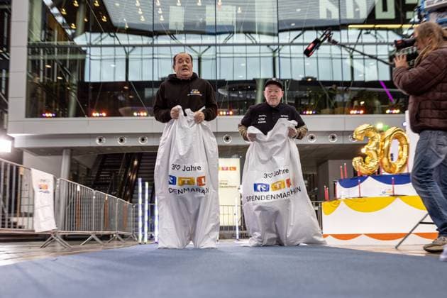 Pressetermin zum RTL Spendenmarathon in Köln, 19.11.2025. Wolfram KONS und Joey KELLY beim Sacküpfen (oder Hüpfsacken laut Kelly) - In der RTL-Zentrale in Köln-Deutz präsentieren Joey Kelly und Wolfram Kons die 24H GEBURTSTAGS-CHALLENGE zum 30. RTL-SPENDENMARATHON. Die 24-Stunden-Aktion mit 20 Firmenteams unterstützt die STIFTUNG RTL WIR HELFEN KINDERN E. V. und begleitet den Jubiläums-Spendenmarathon, der seit 1996 mehr als 306 Millionen Euro für Kinderhilfsprojekte gesammelt hat. Köln Deutz Nordrhein-Westfalen Deutschland Copyright: xBonn.digitalx