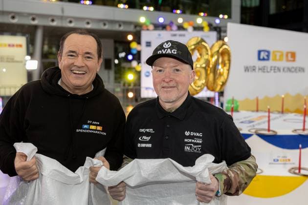 Pressetermin zum RTL Spendenmarathon in Köln, 19.11.2025. Wolfram KONS und Joey KELLY beim Sacküpfen (oder Hüpfsacken laut Kelly) - In der RTL-Zentrale in Köln-Deutz präsentieren Joey Kelly und Wolfram Kons die 24H GEBURTSTAGS-CHALLENGE zum 30. RTL-SPENDENMARATHON. Die 24-Stunden-Aktion mit 20 Firmenteams unterstützt die STIFTUNG RTL WIR HELFEN KINDERN E. V. und begleitet den Jubiläums-Spendenmarathon, der seit 1996 mehr als 306 Millionen Euro für Kinderhilfsprojekte gesammelt hat. Köln Deutz Nordrhein-Westfalen Deutschland Copyright: xBonn.digitalx